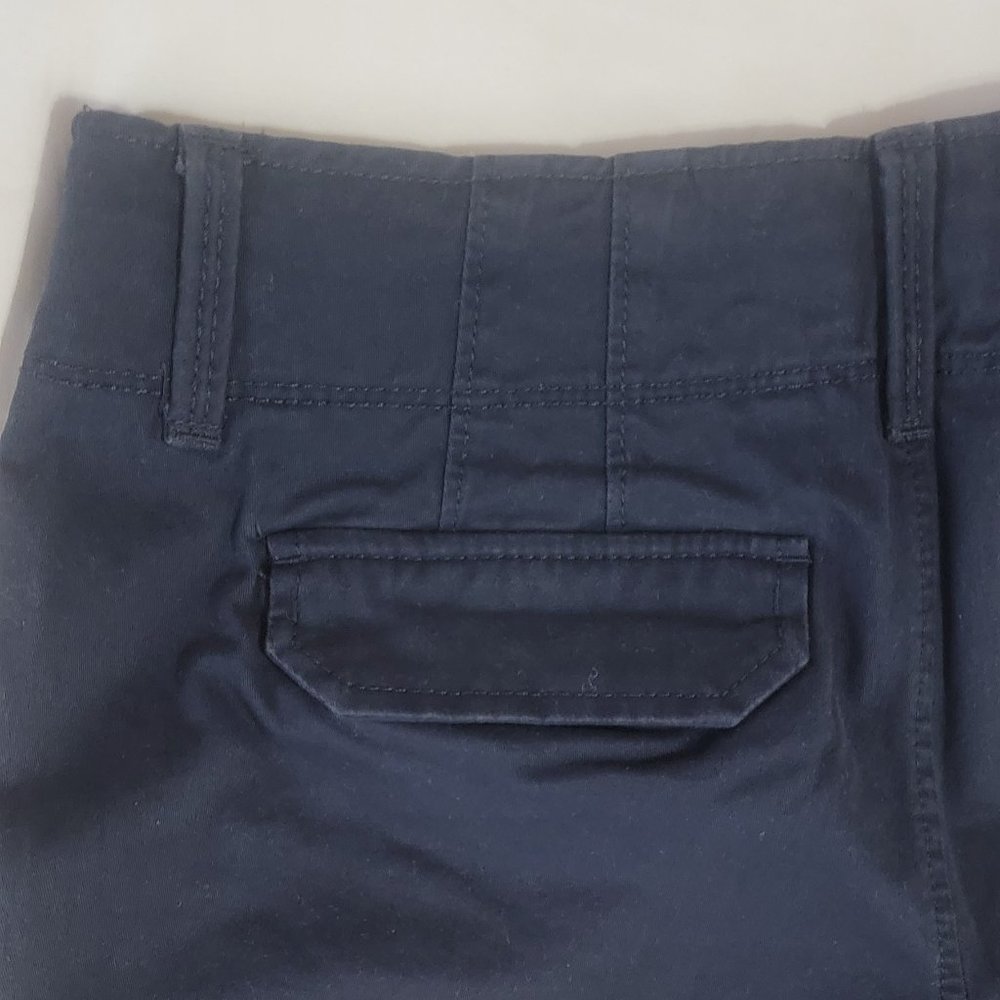 Old Navy Favorite Khakis Perfect 3 1/2" Folded Hem Shorts - Size 2 Regular - Picture 4 of 4